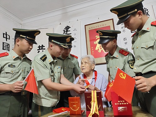  听百岁老兵讲党史