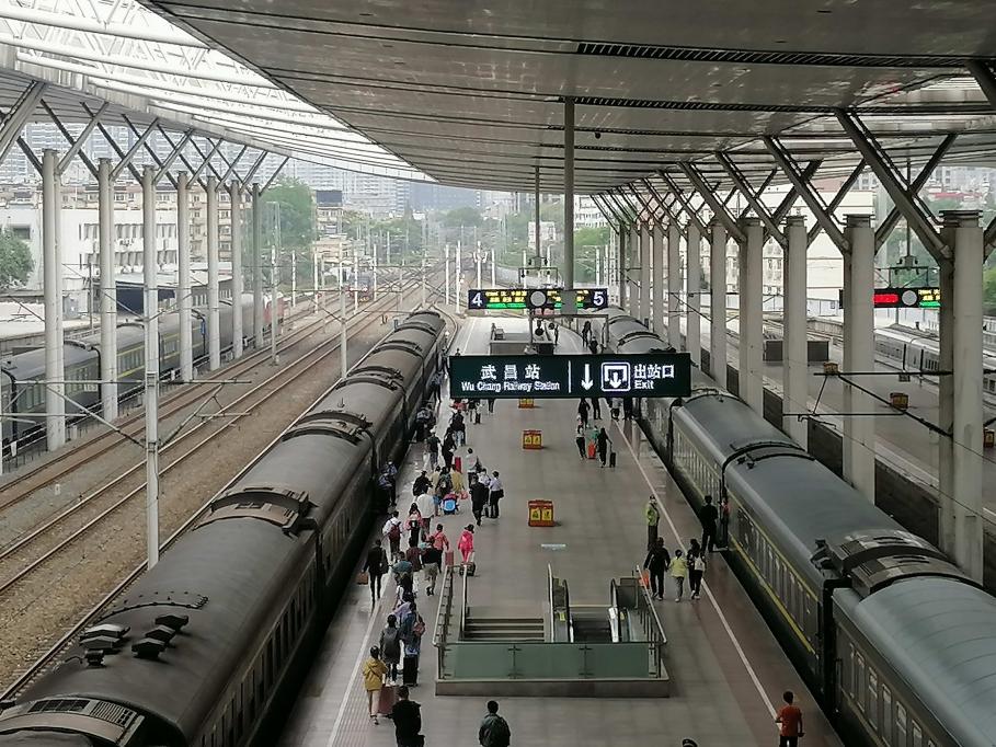  十一黄金周，武铁共加开客车353列 发送旅客449万人次