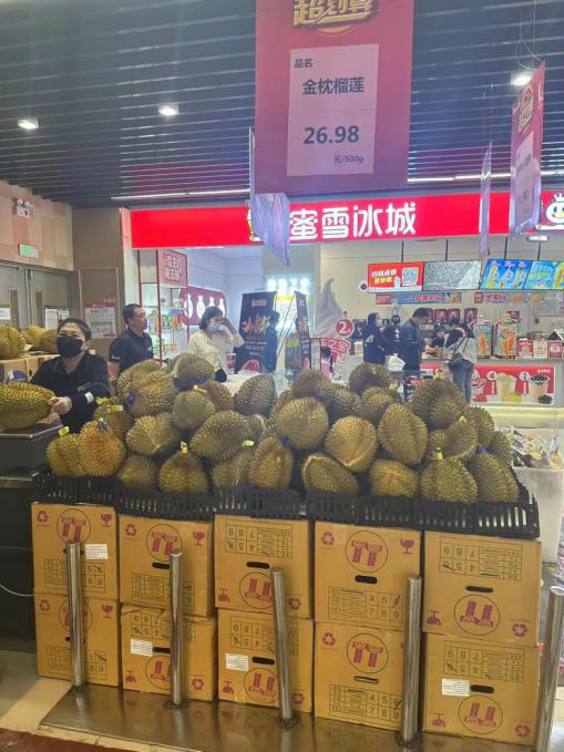 榴莲价格暴跌 金枕榴莲跌破30元/斤大关 消费者络绎不绝