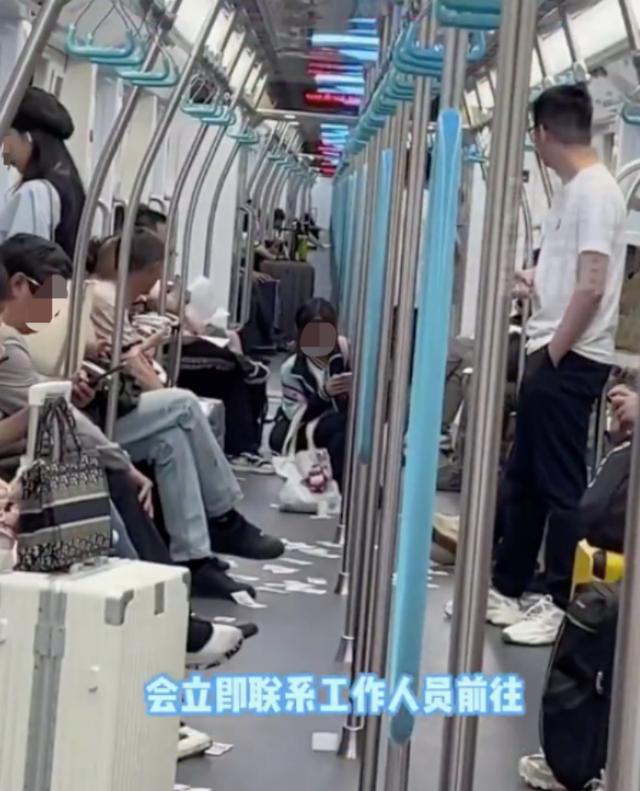 杭州一男子地铁车厢内狂撒5元纸币 多人不予理睬
