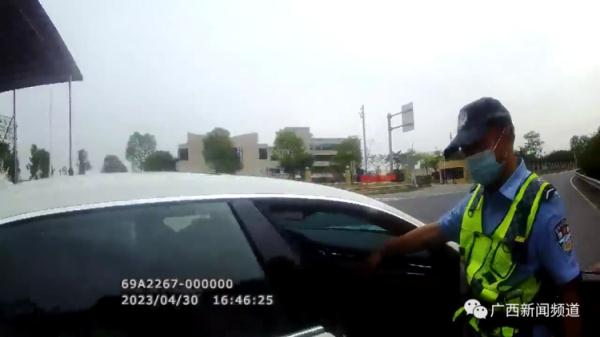 “我马上撞死你！”桂林一男子无证驾驶被查，竟冲卡扬言要“撞死民警”