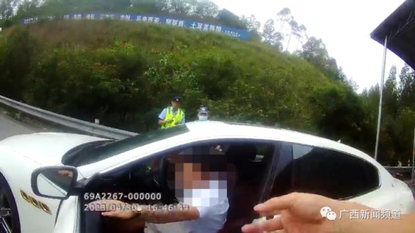 “我马上撞死你！”桂林一男子无证驾驶被查，竟冲卡扬言要“撞死民警”