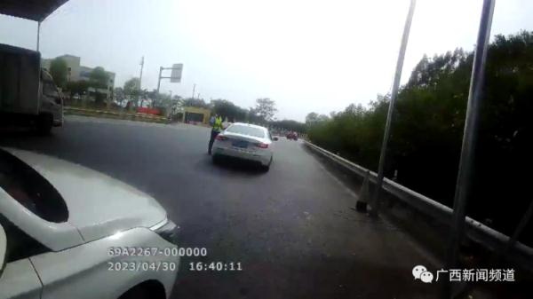 “我马上撞死你！”桂林一男子无证驾驶被查，竟冲卡扬言要“撞死民警”