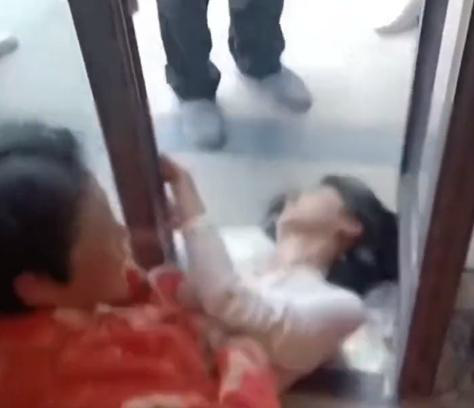 知情人谈婆婆将儿媳压身下数落 或因带孩子引发矛盾