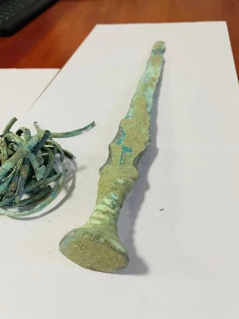 云南一小伙路遇“神秘”老人，5600元买下战国古青铜剑，竟是真的……