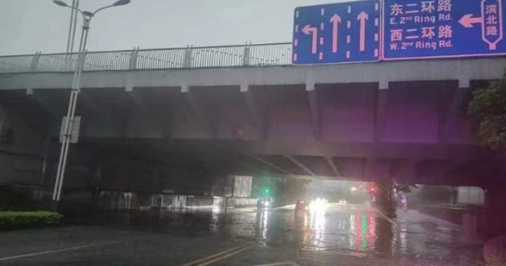 ▲滨北路南洲桥下穿积水，车辆通行缓慢。