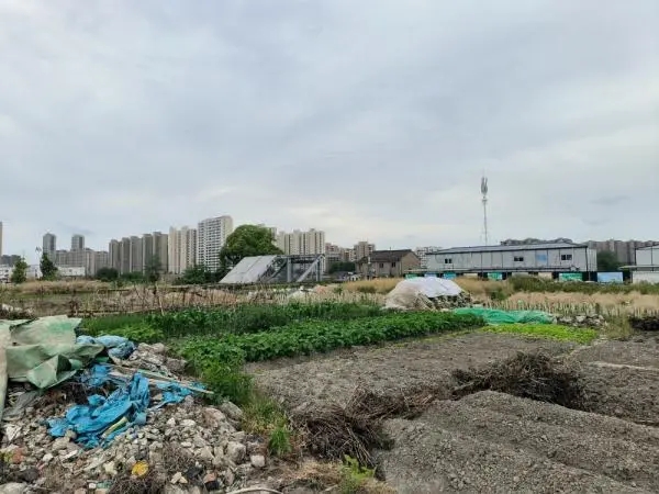 建而未用的宁波地铁3号线句章路站C出口（新华社记者李平 5月16日摄）.webp