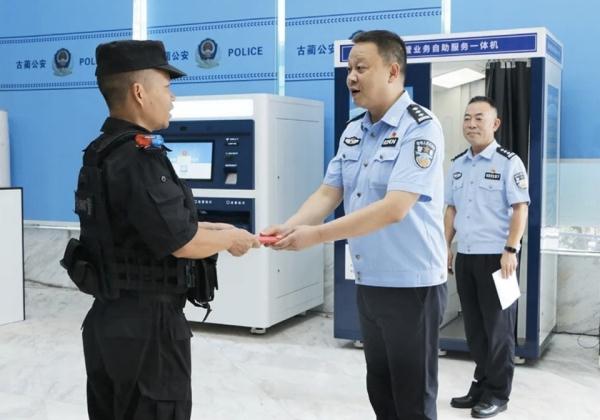 洪水中托举孩子的辅警能否直接转正？当地回应