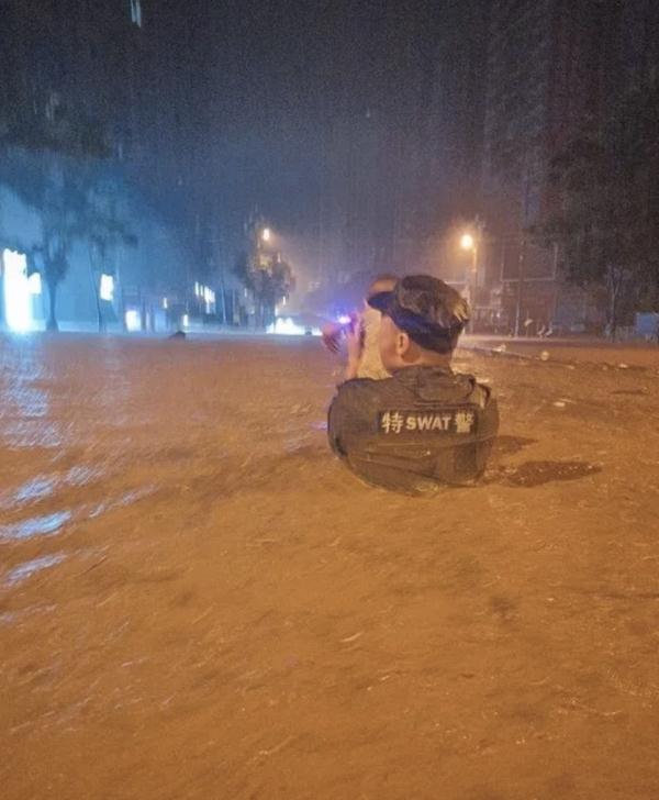 洪水中托举孩子的辅警能否直接转正？当地回应