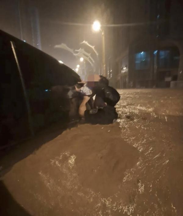 洪水中托举孩子的辅警能否直接转正？当地回应