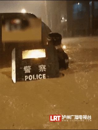 洪水中托举孩子的辅警能否直接转正？当地回应