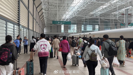 被困列车旅客称曾6人分1瓶水