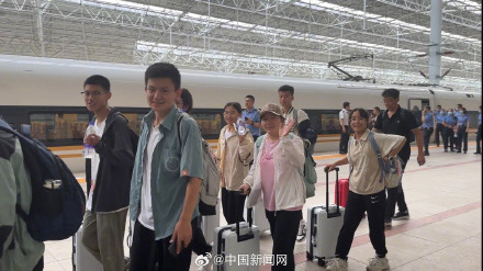 被困列车旅客称曾6人分1瓶水