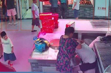 大妈误以为老板中暑 为其刮痧10分钟：又搞笑又暖心
