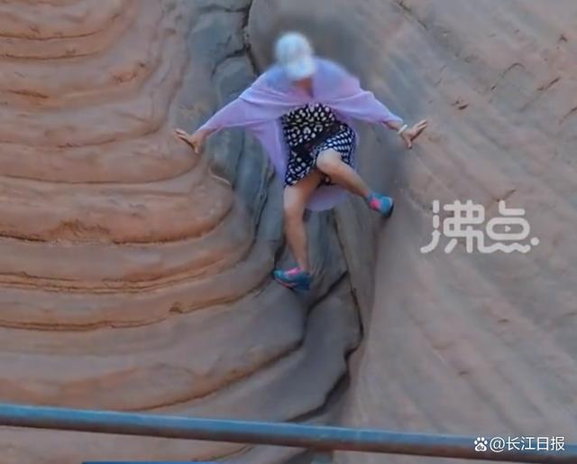 大妈踩在丹霞地貌上疯狂拍照 波浪谷工作人员回应：发现该行为会劝阻