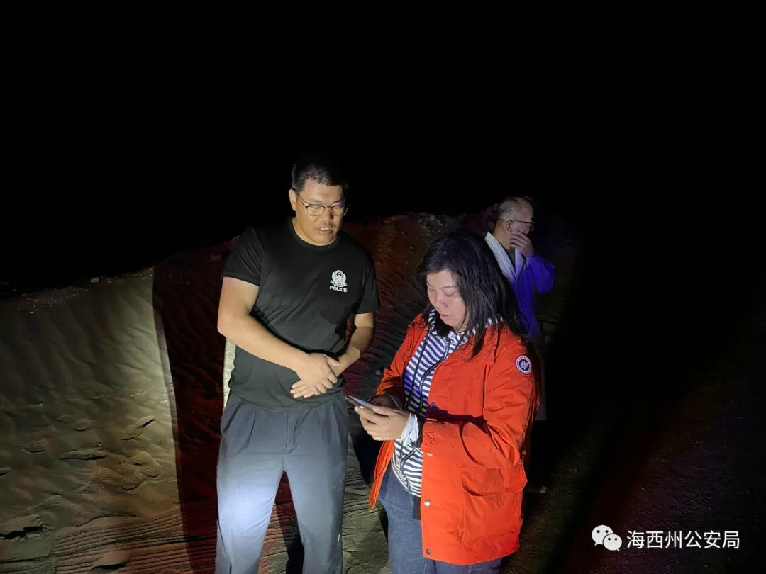 八名游客被困青海无人区断水断食 警方18个小时徒步救援