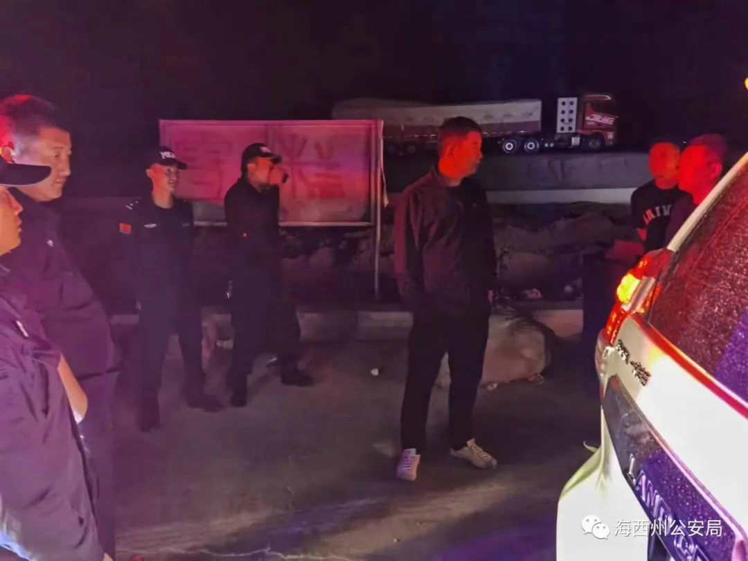 八名游客被困青海无人区断水断食 警方18个小时徒步救援