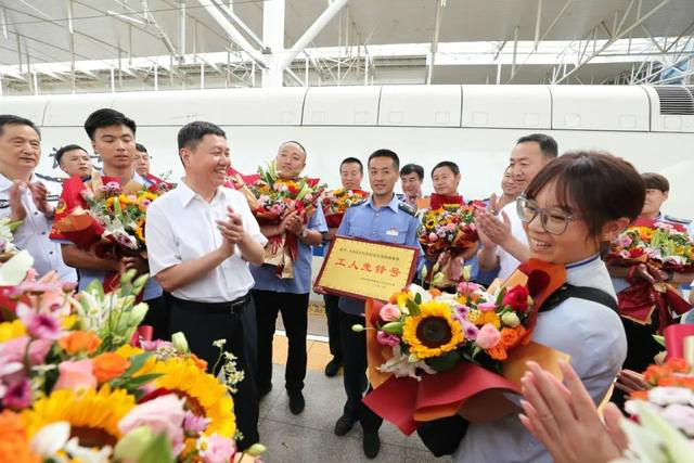 K396次向乘客喊话的值班员被提拔 每人获奖1万元