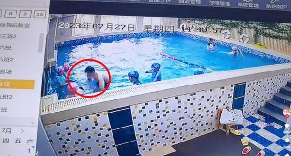 监控曝光！女童游泳池内被教练多次按进水里，通报来了
