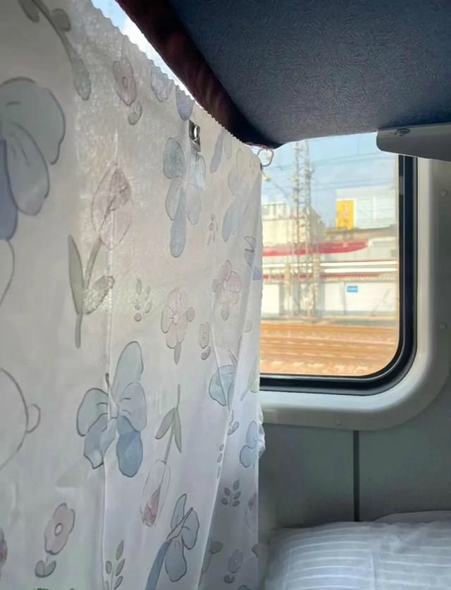 12306回应卧铺是否能自带床帘：没有明令禁止