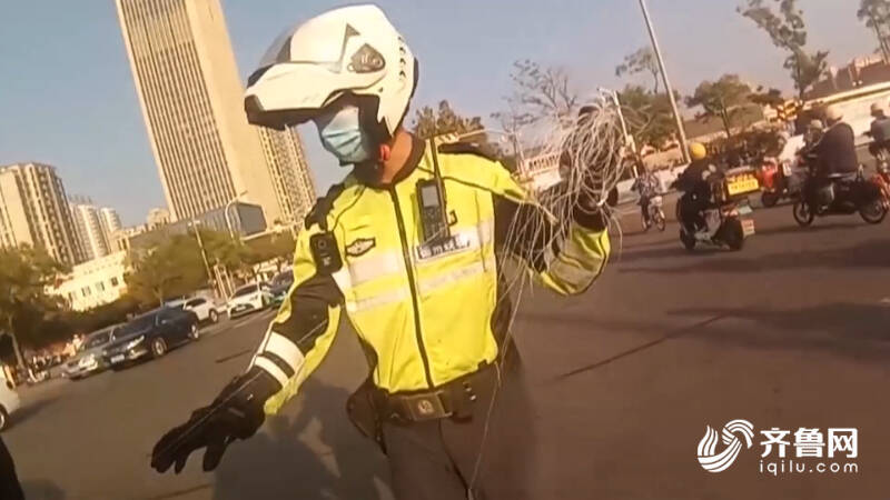 辅警执勤发现风筝线紧急喊停路人：有几十米长