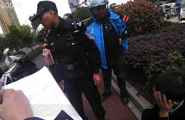 民警马旭光在现场。