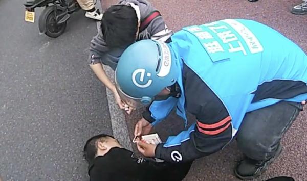 报警的外卖小哥给小曹喂巧克力。

