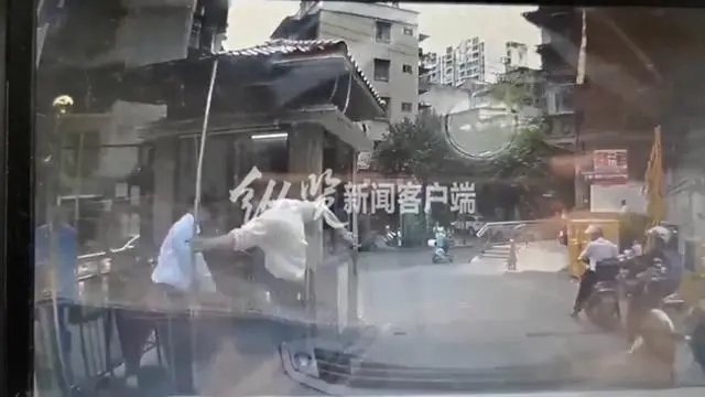 男子踹向小女孩（图片来源 视频截图）