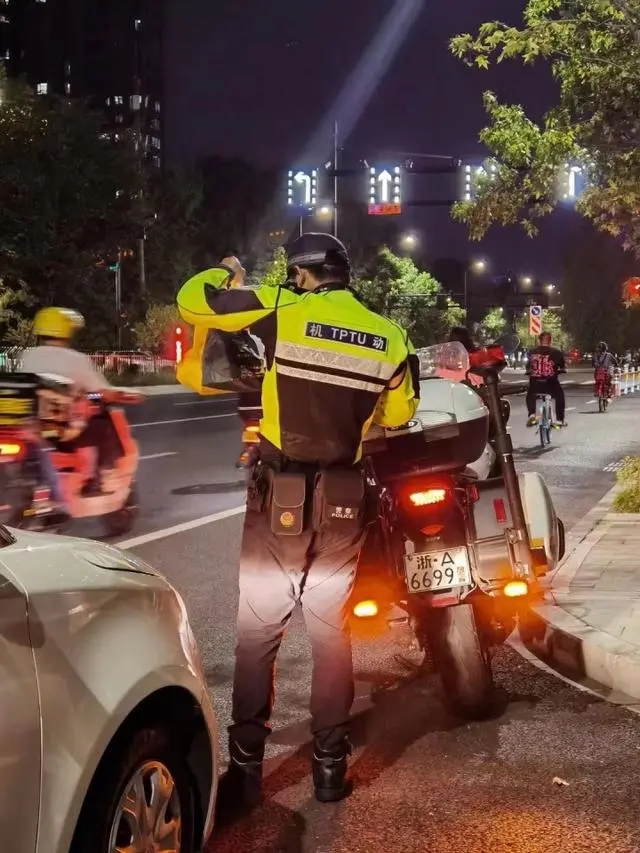 包忠苗的背影