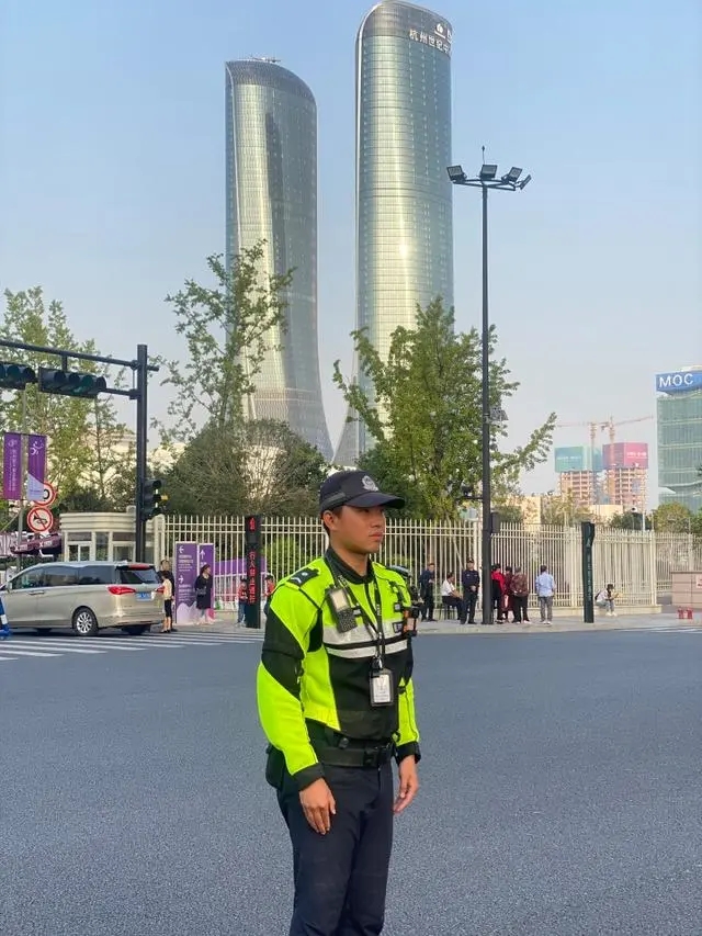 包忠苗在执勤