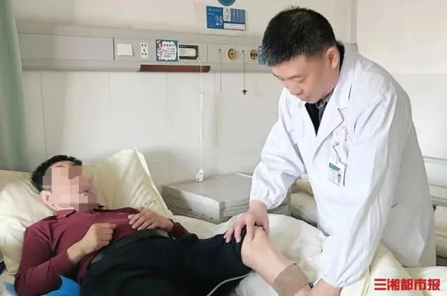 （10月26日，杨洪波正在为一名骨质疏松症患者查看病情。 通讯员 供图）.webp