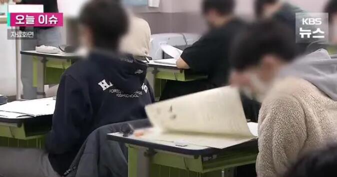 韩国高考提前收卷 学生集体怒告政府 要求每人获赔2000万韩元